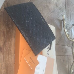 Brand new w tags Louis Vuitton Daily Pouch Noir.